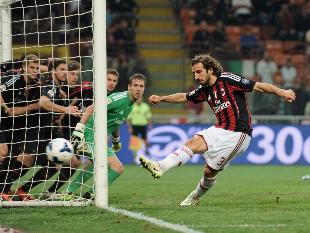 45岁皮尔洛奉绝世弧线!30米任意球完美破门 在足球比赛中,30米远的任意球进球并不常